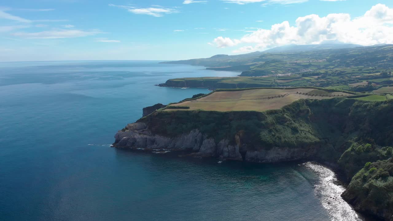 亚速尔群岛的海岸线，陡峭的悬崖和黑暗的沙滩视频素材