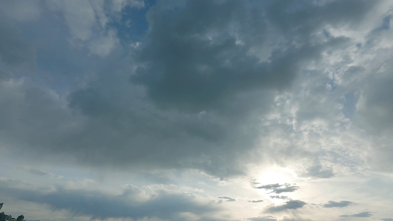 夏天，蓝天上乌云密布。高空多雨大气，云景时间流逝的动力阳光，气候变化，和环境概念。视频素材