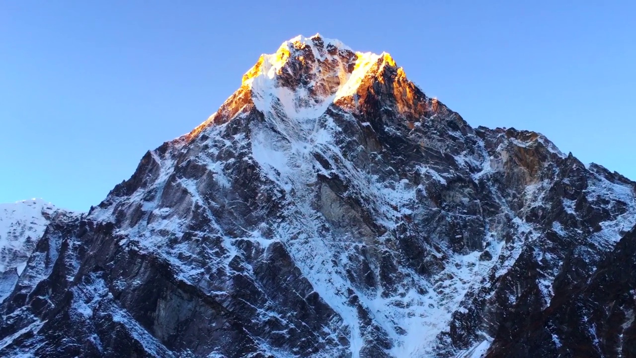 从尼泊尔的珠峰大本营俯瞰山脊上的山脉和冰川视频素材