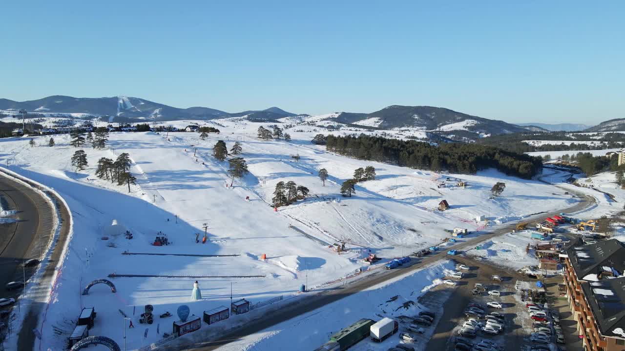 塞尔维亚冬季的Zlatibor滑雪场视频素材