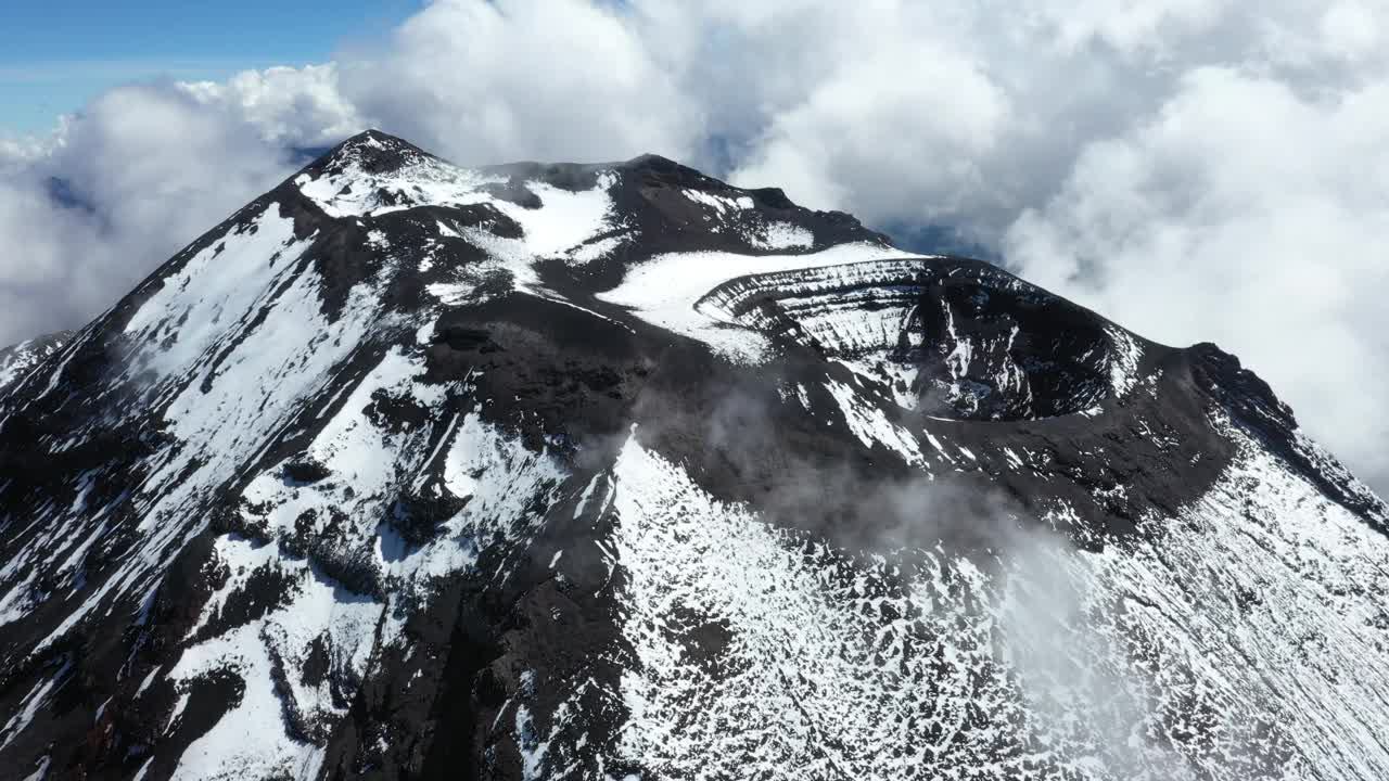 鸟瞰图，转到活火山通古拉瓦山顶视频素材