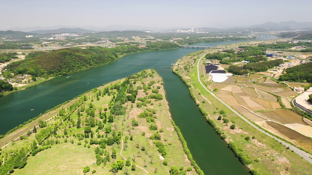 春天的南汉江和江天岛周围的自然风光/韩国京畿道骊州市视频素材