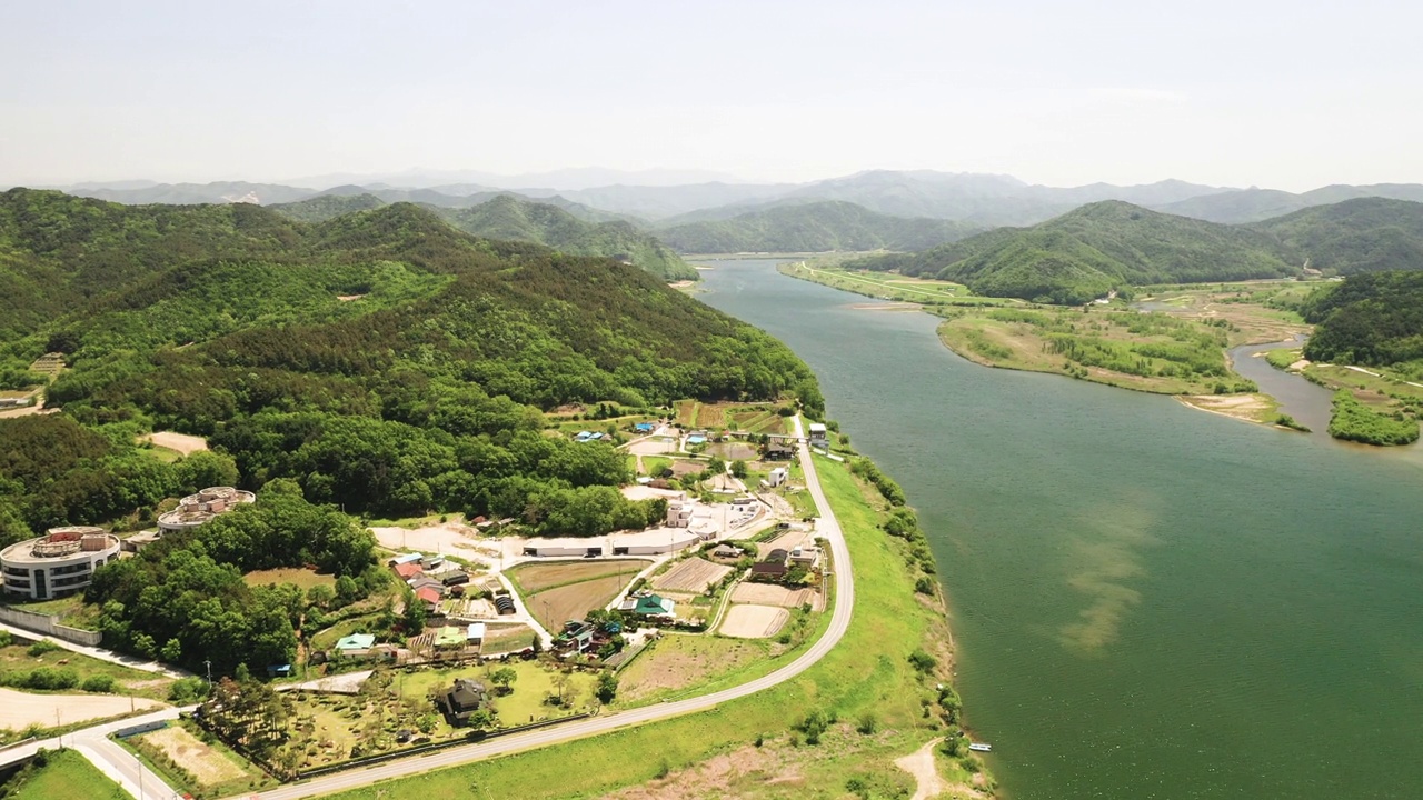 春天的南汉江和江天岛周围的自然风光/韩国京畿道骊州市视频素材