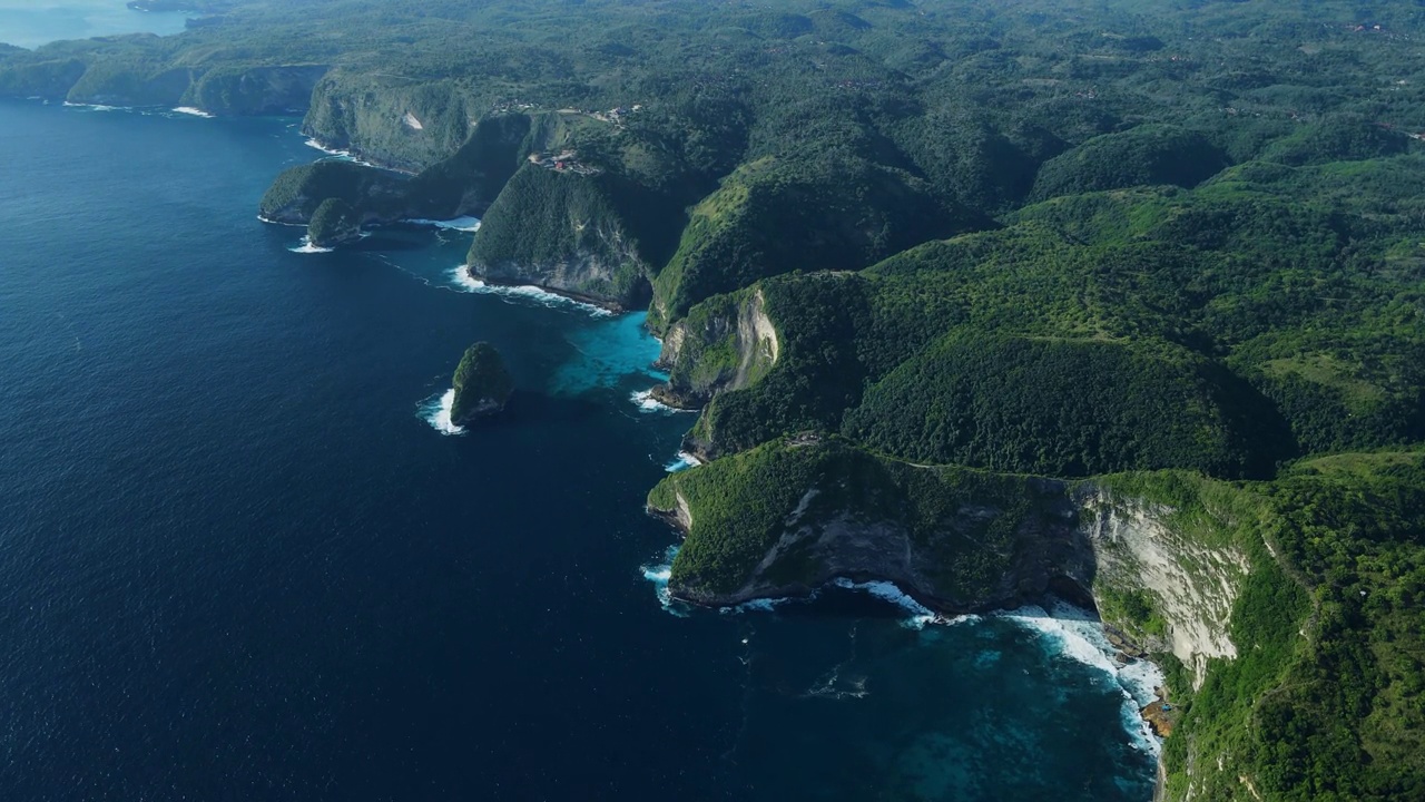 Nusa Penida的海岸线、岩石峭壁和海洋风景优美。鸟瞰风景优美的岛屿视频素材