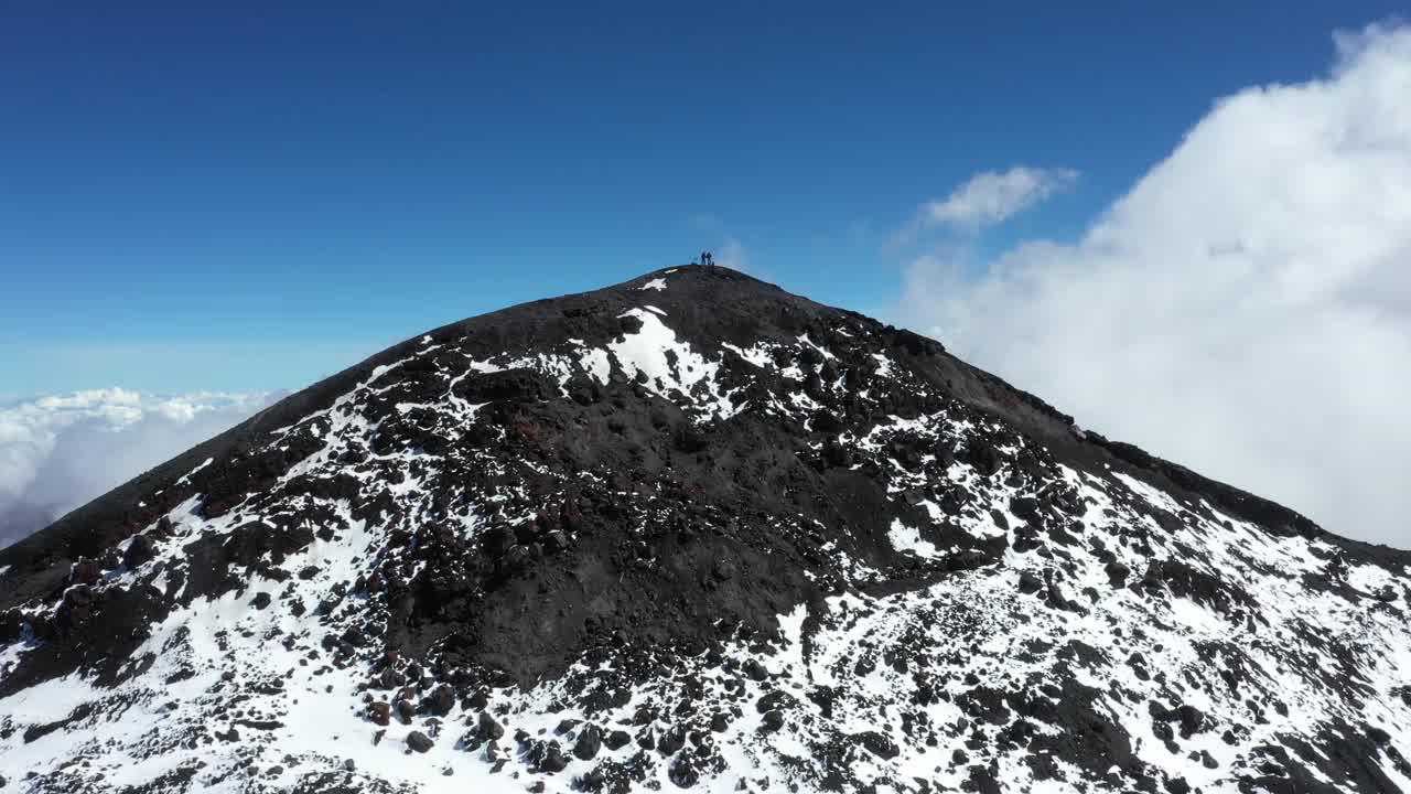 图为，徒步旅行者站在厄瓜多尔通古拉瓦火山的山顶上视频素材