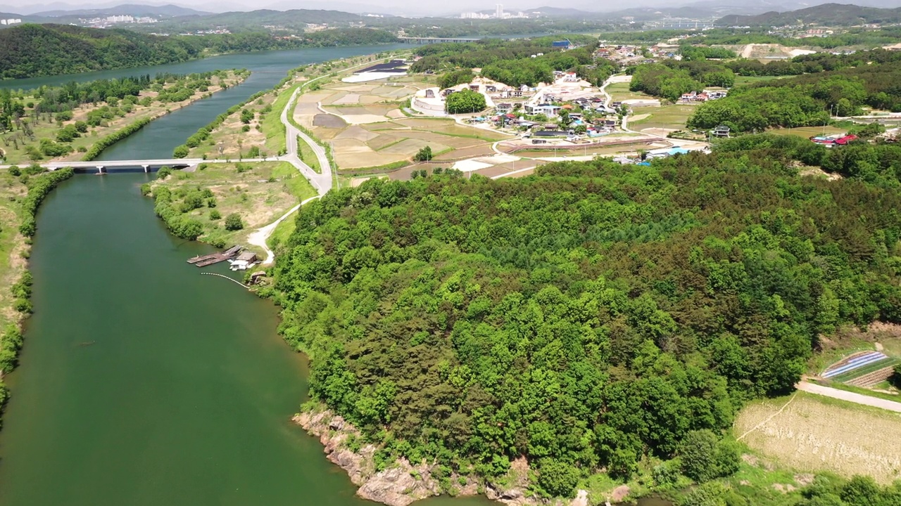 春天的南汉江和江天岛周围的自然风光/韩国京畿道骊州市视频素材