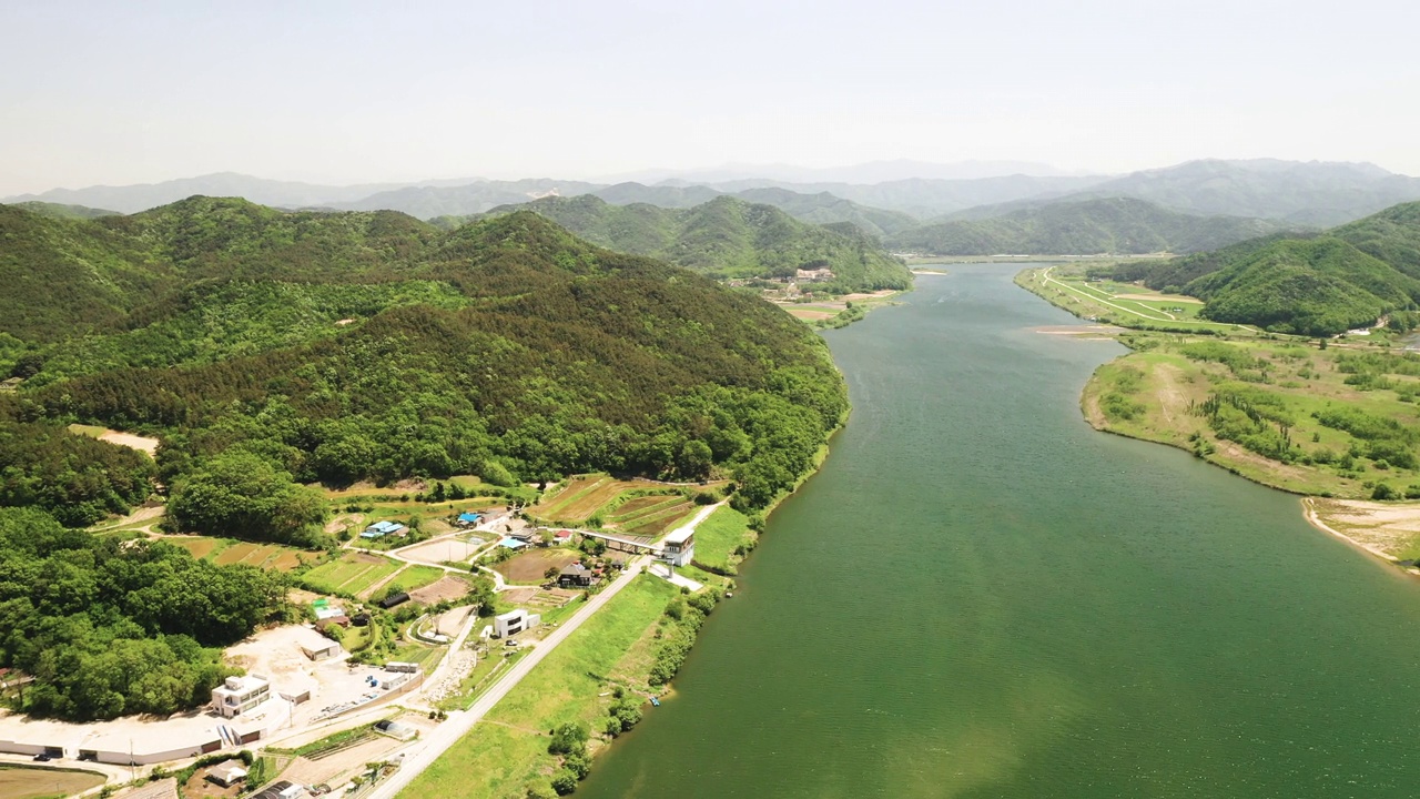 春天的南汉江和江天岛周围的自然风光/韩国京畿道骊州市视频素材