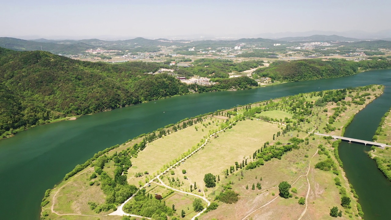 春天的南汉江和江天岛周围的自然风光/韩国京畿道骊州市视频素材