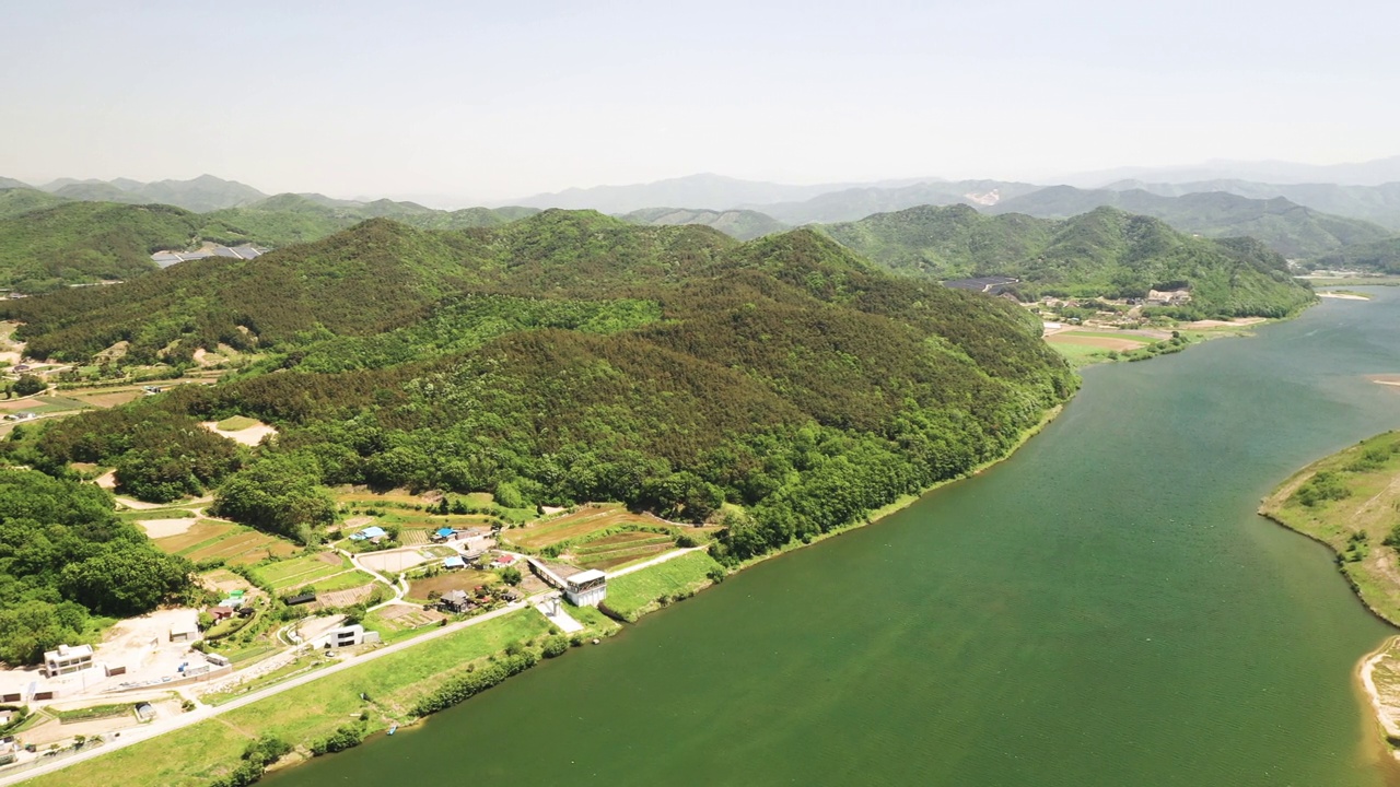 春天的南汉江和江天岛周围的自然风光/韩国京畿道骊州市视频素材