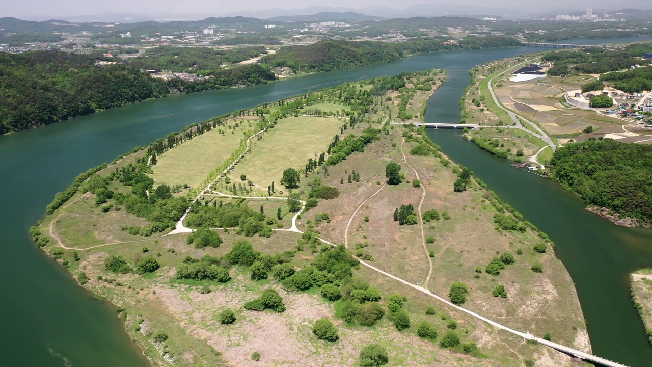 春天的南汉江和江天岛周围的自然风光/韩国京畿道骊州市视频素材