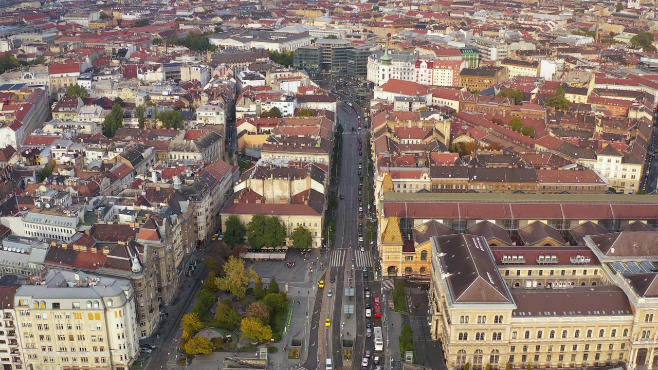 aerial view over Budapest Hungary Győr, downtown, pedestrian street and city hall - with a busy day of the weekend with a traveler, traffic jam and transportation in summer of Budapest, Hungary视频素材