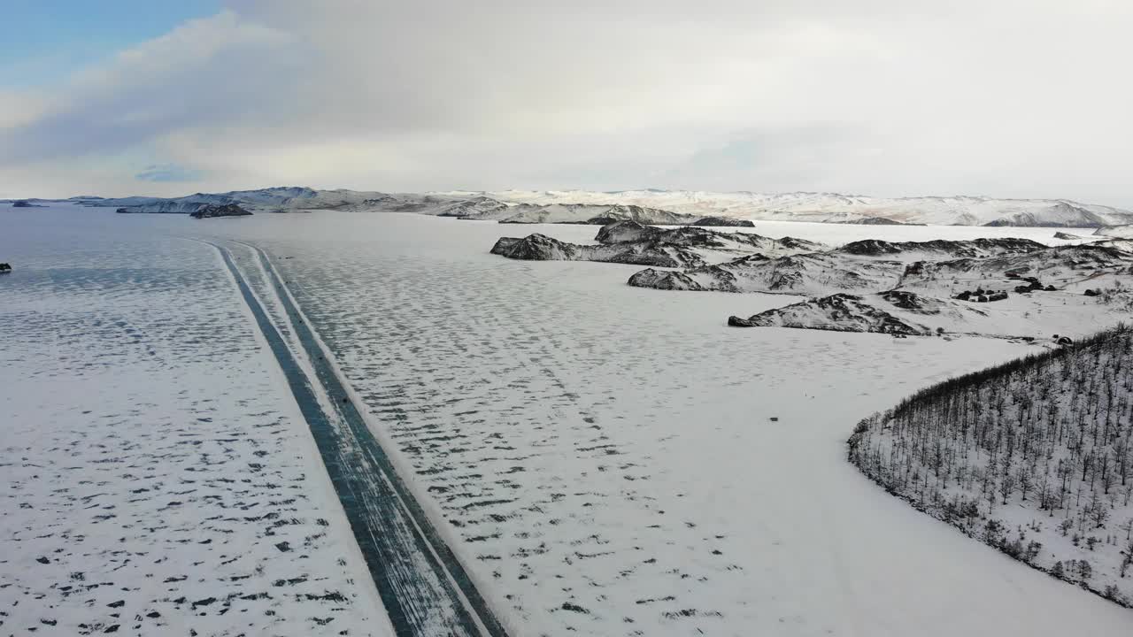 冬天的贝加尔湖。雪中海湾的全景。在冰冻的贝加尔湖上，通往奥尔洪的冰路。视频素材