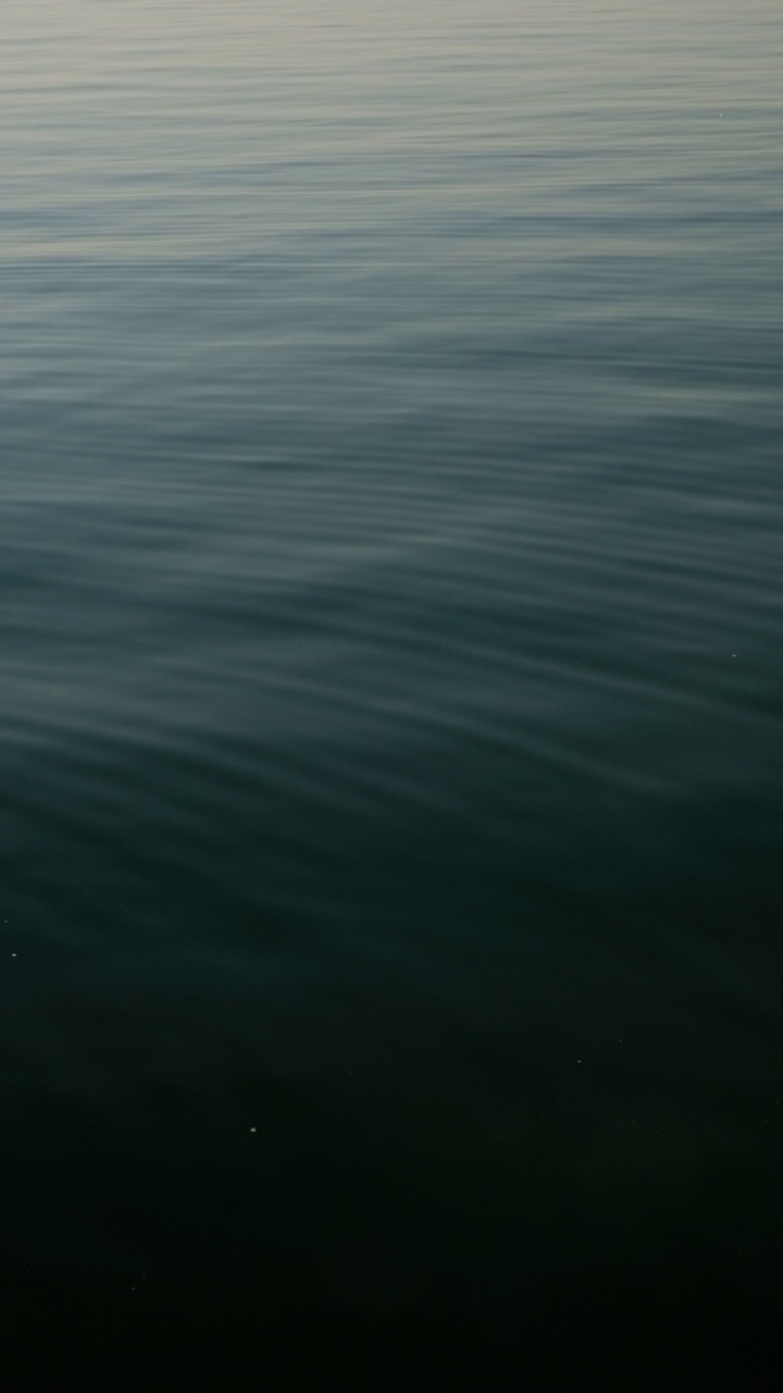 海水涟漪在垂直视频背景视频素材