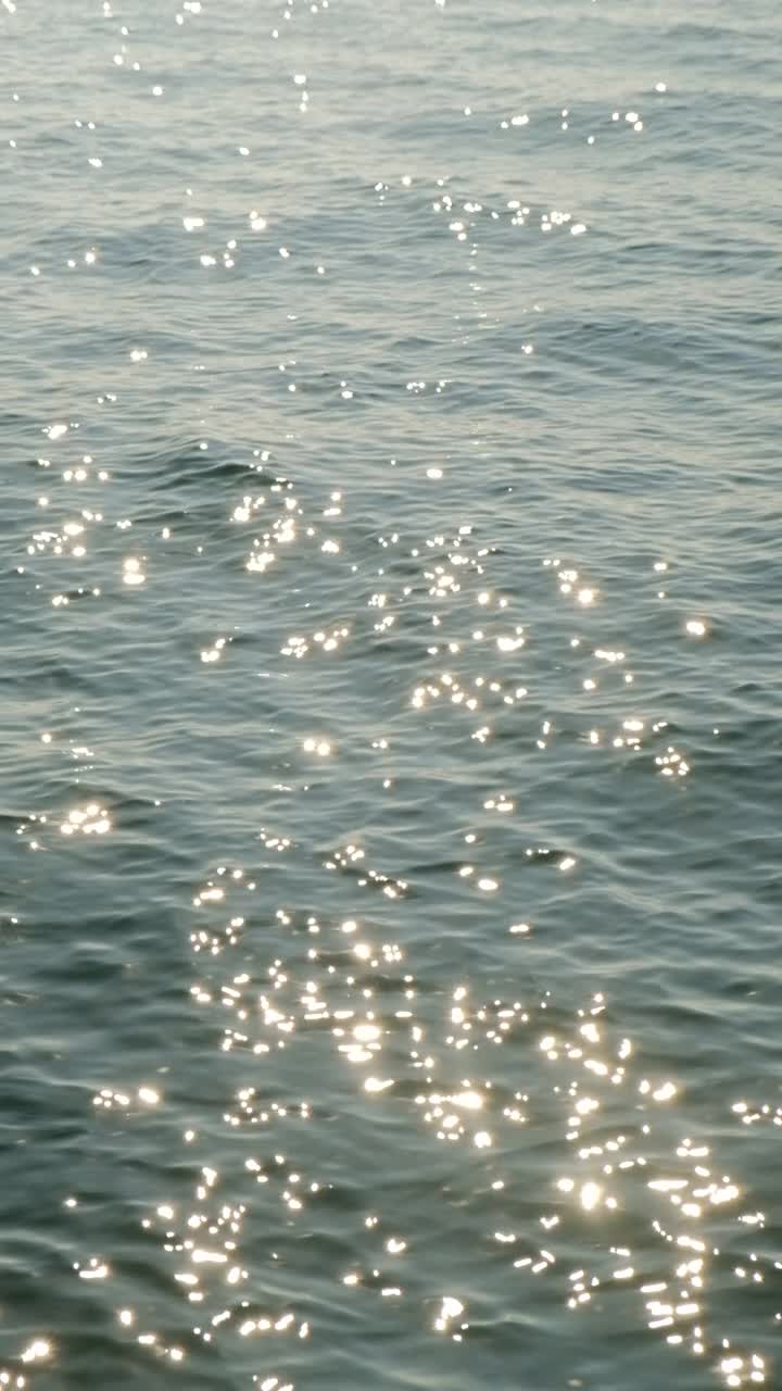 海水波浪在垂直视频背景视频素材