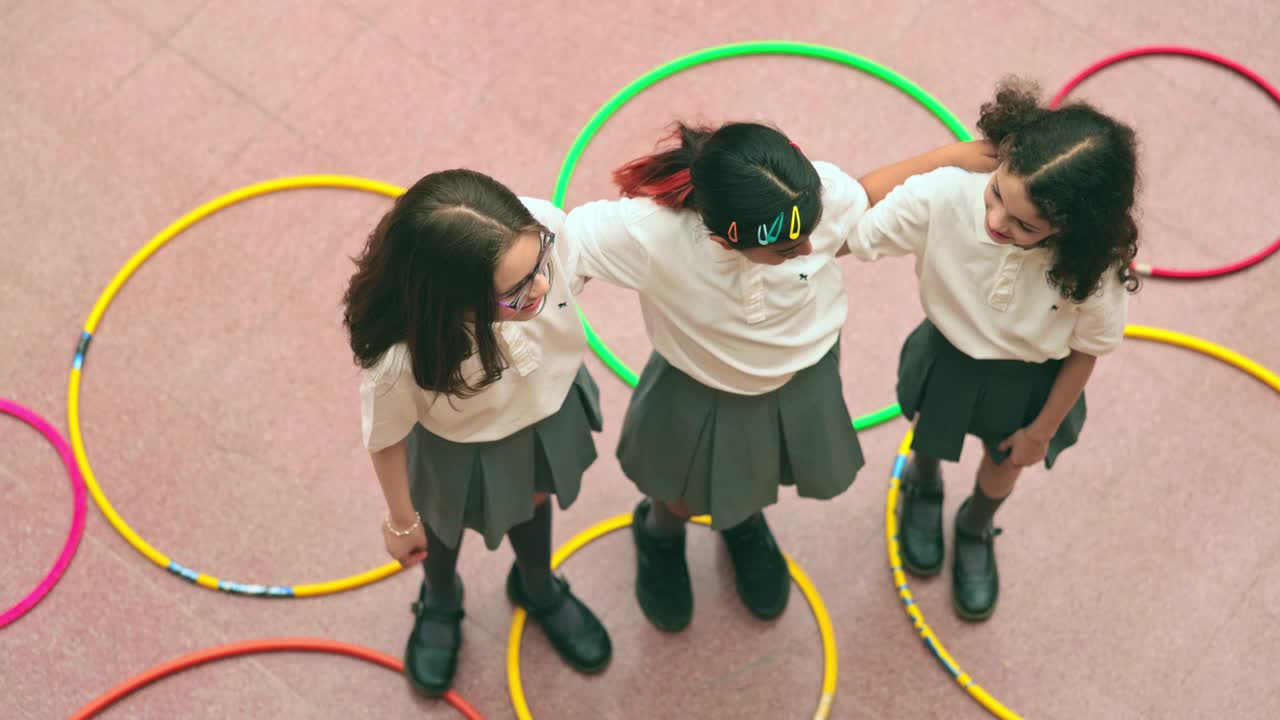 穿着校服的女学生的高角度肖像视频素材