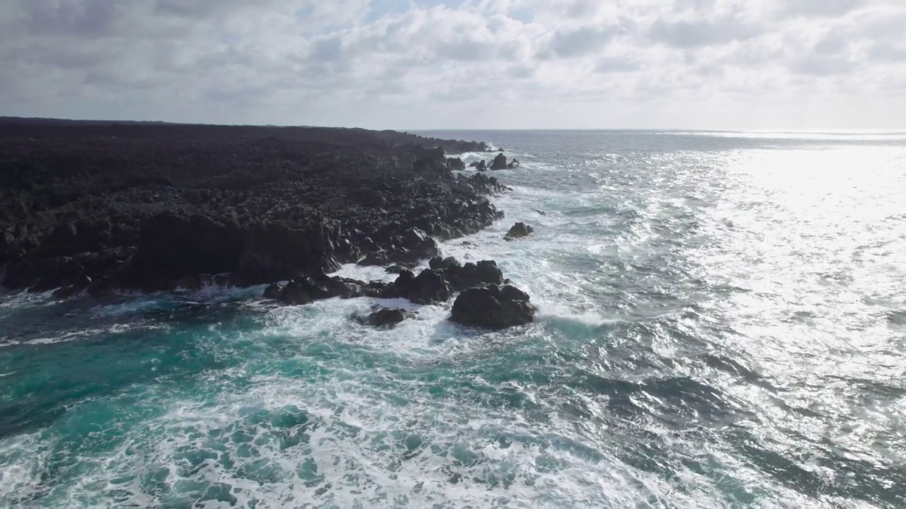 西班牙加那利群岛，海浪拍打着岩石。视频素材