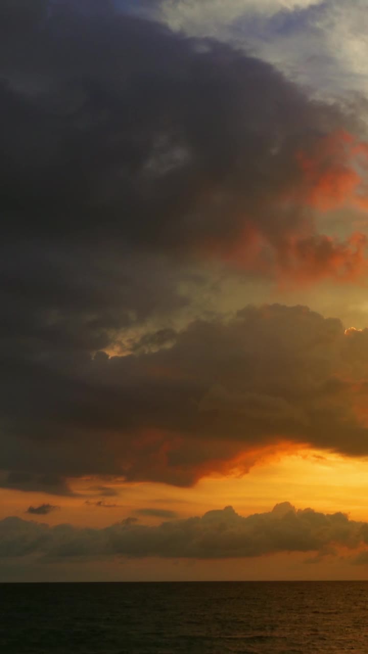 美丽的风景与热带海上日落视频素材