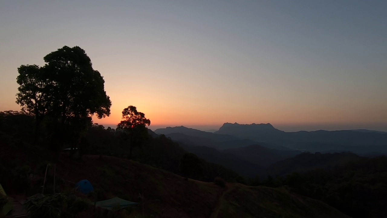 潘拍，美丽的日出在野生森林山脉在夏天早晨鸡声。视频素材