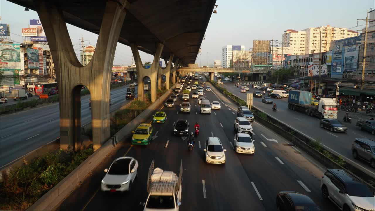 时间推移，运输方式，道路交叉口。交通高速公路。泰国曼谷。视频素材