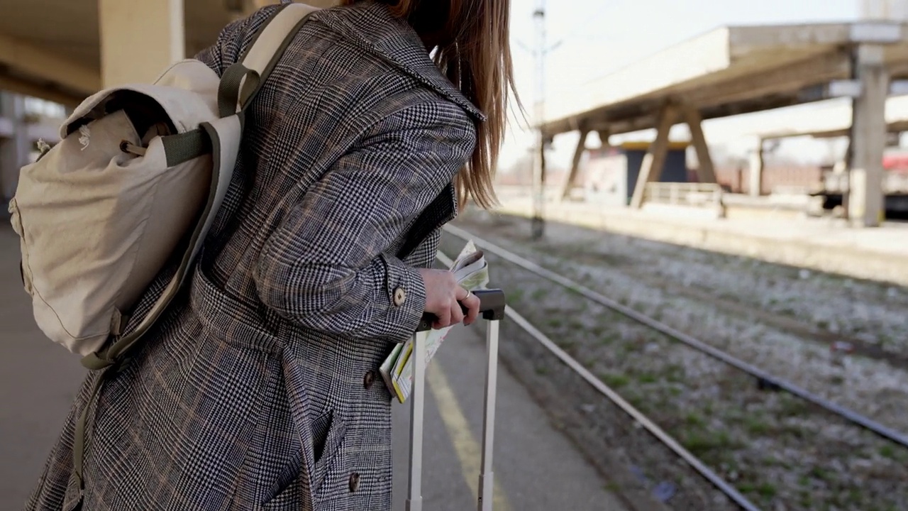 女人在等火车视频素材