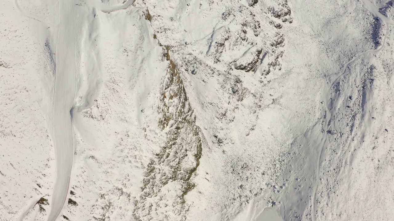 俯视白雪覆盖的山坡视频素材