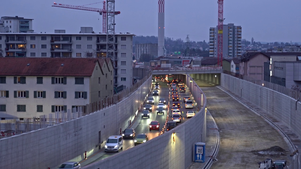 瑞士小镇多车道高速公路的鸟瞰图。视频素材