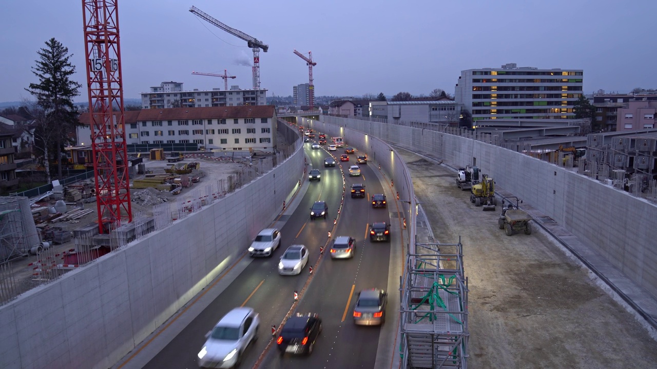 瑞士小镇多车道高速公路的鸟瞰图。视频素材