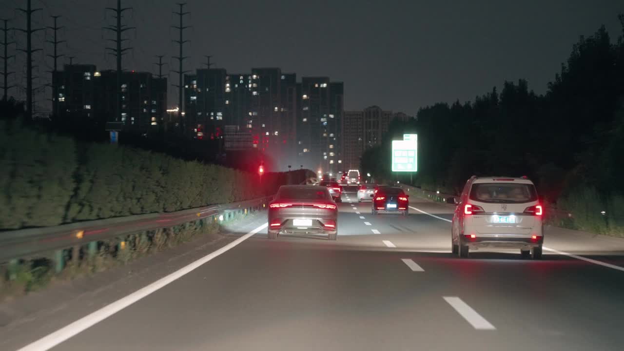 夜间在高速公路上行驶的汽车视频素材