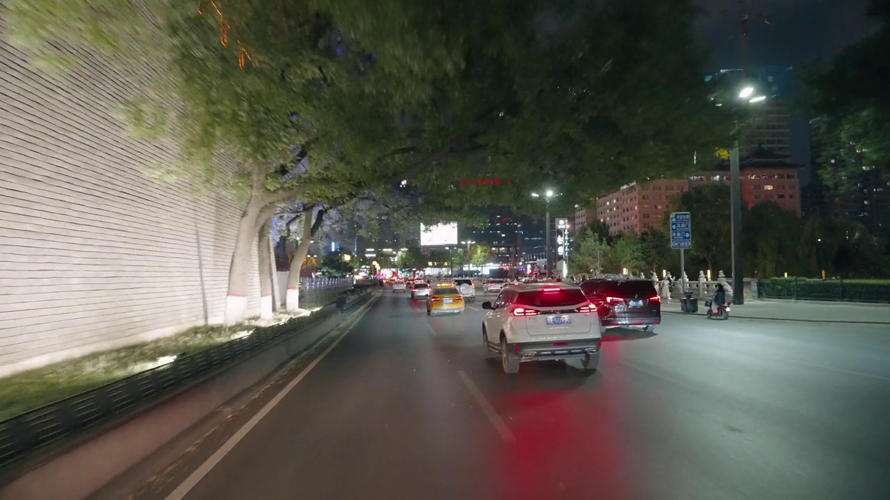 夜间在城市道路上行驶的汽车视频素材