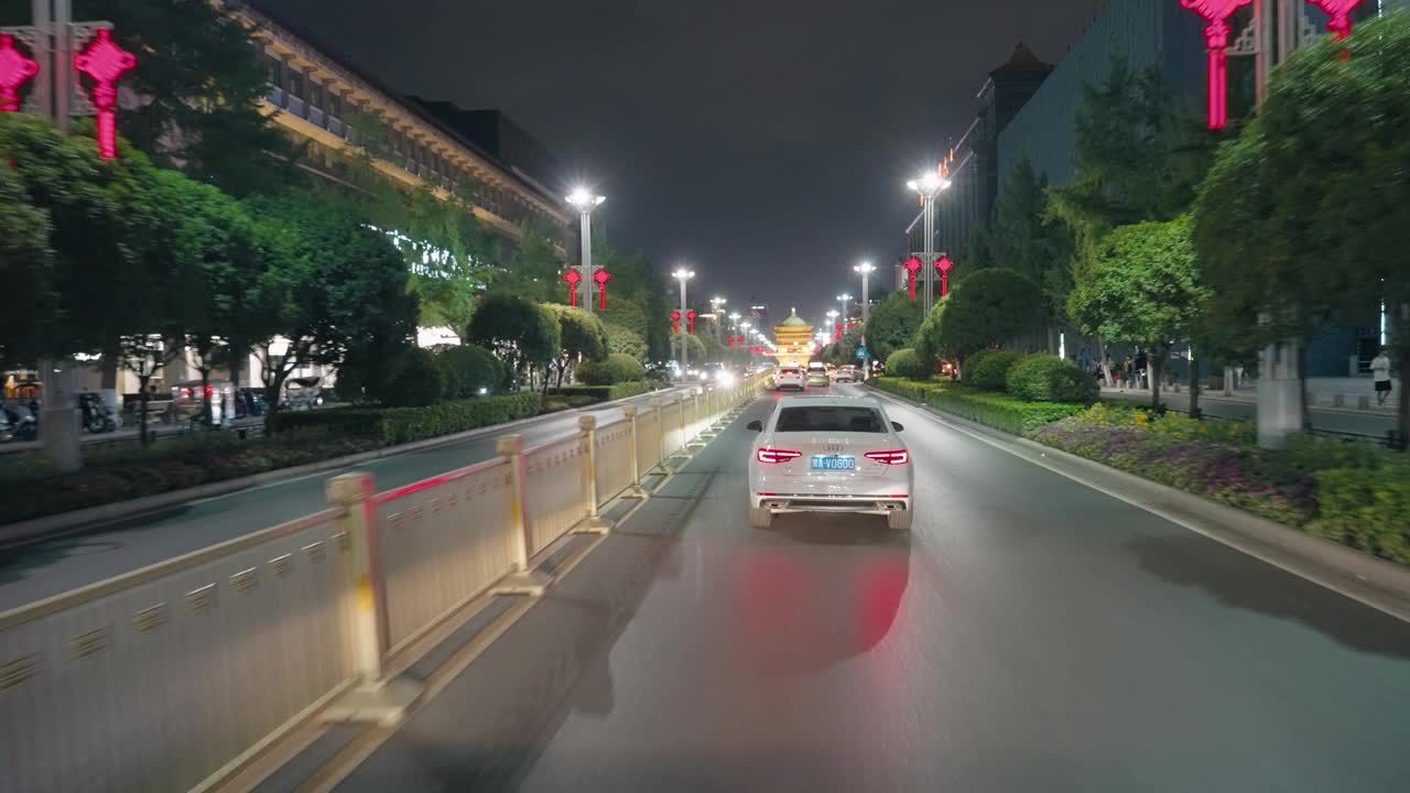 夜间在城市道路上行驶的汽车视频素材