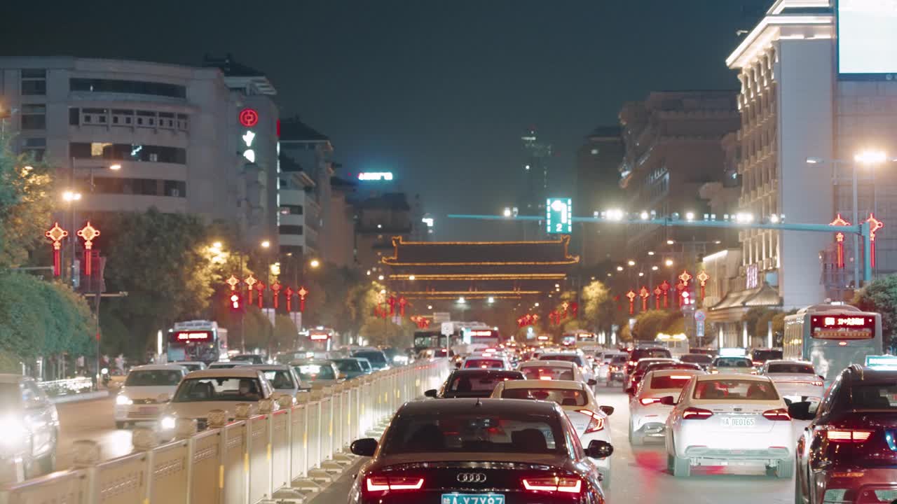 夜间在城市道路上行驶的汽车视频素材