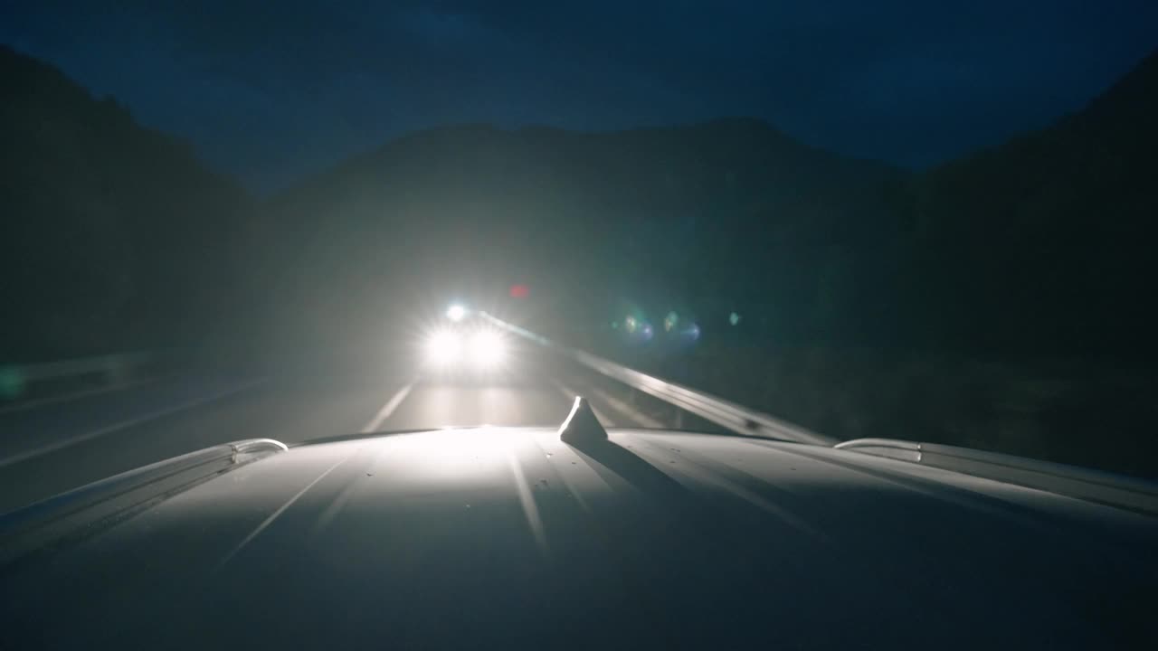 夜间在高速公路上行驶的汽车视频素材