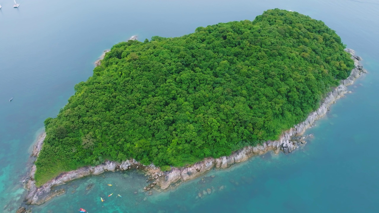 安达曼海的小岛。海浪和美丽的水面高质量视频鸟瞰图视频素材