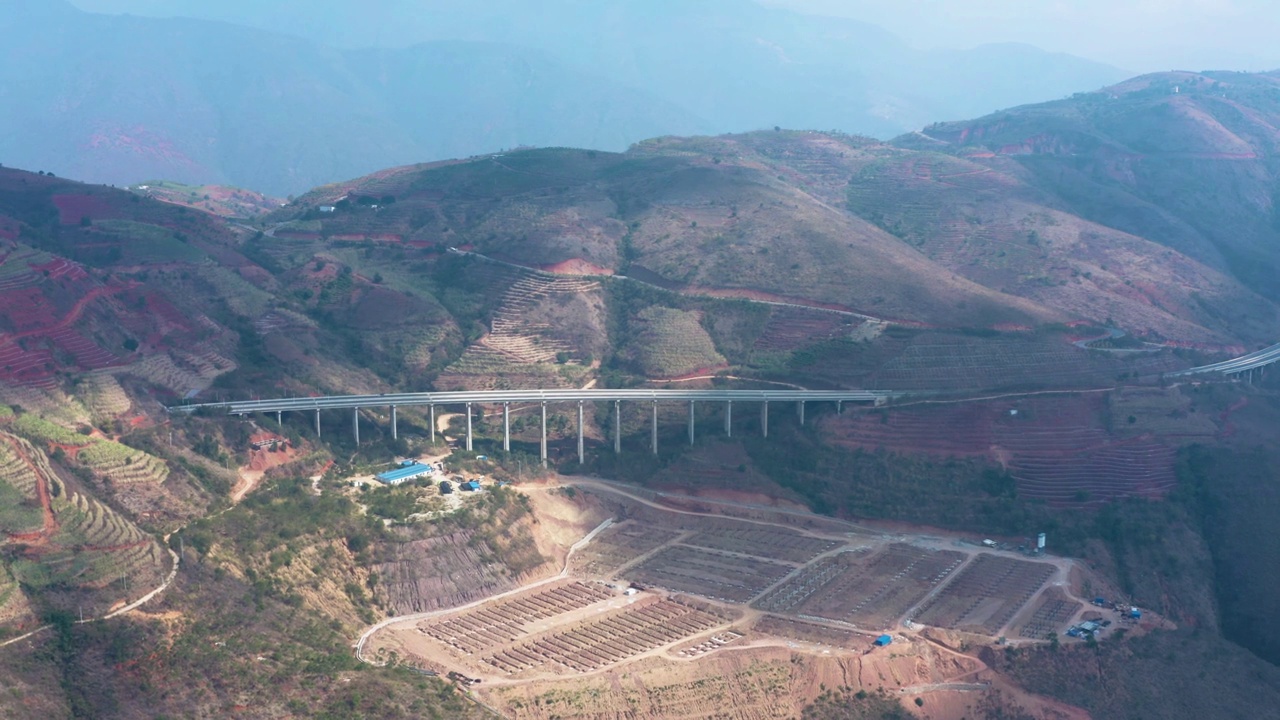 山间高速公路鸟瞰图视频素材