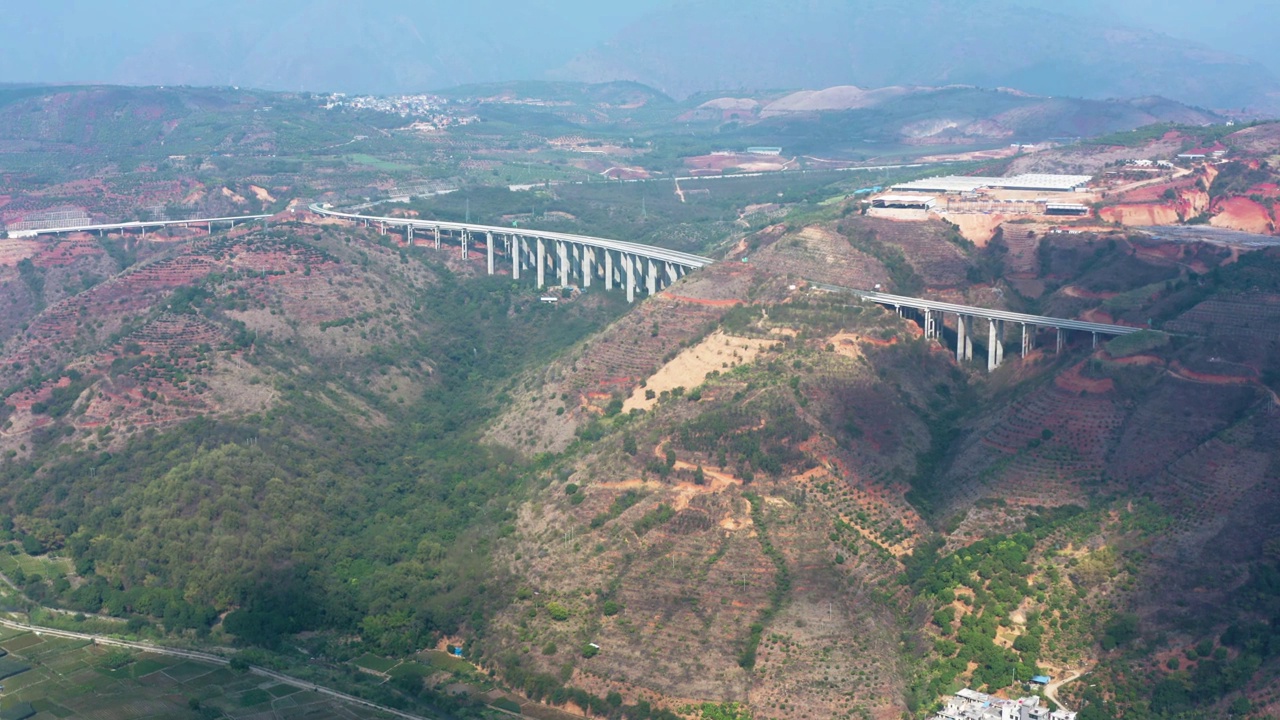 山间高速公路鸟瞰图视频素材