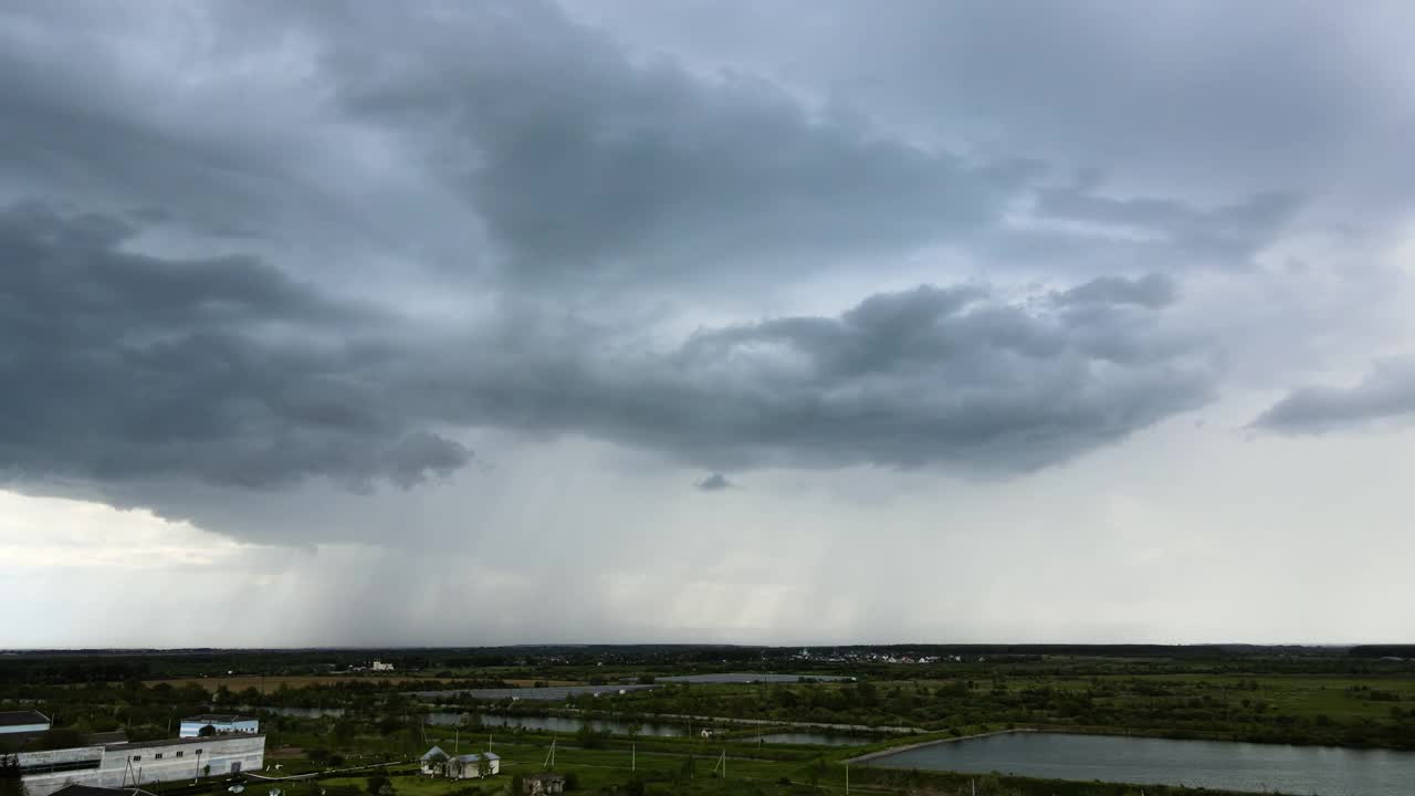 乡村地区雷雨期间在暴风雨天空上形成乌云的景象视频素材