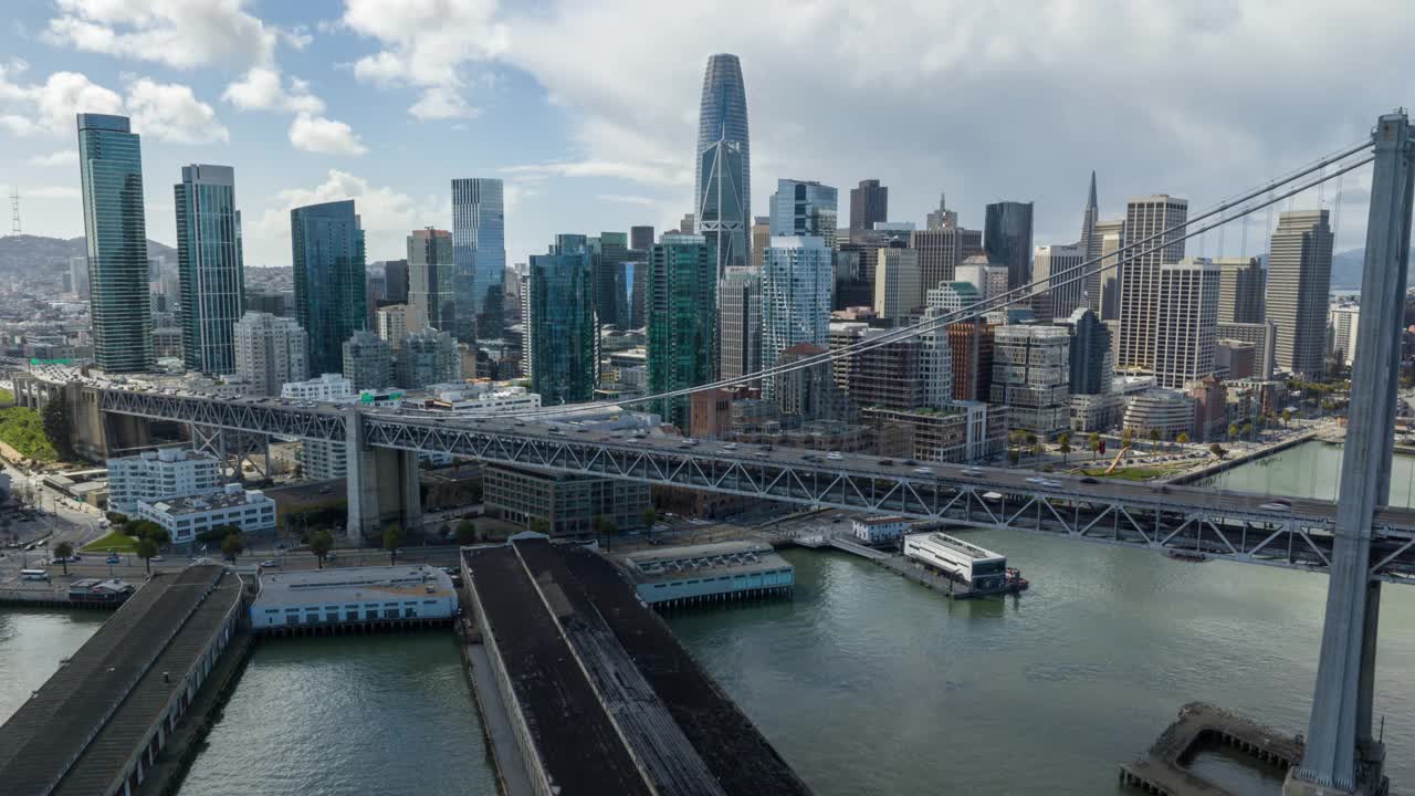 空中时间记录旧金山天际线与旧金山奥克兰海湾大桥在前景视频素材