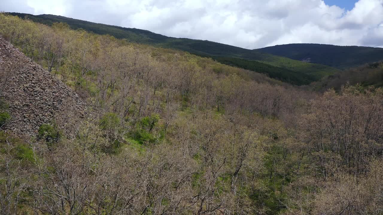 无人机航拍的山区景观桥废弃火车站“加斯康涅”，塞拉德马德里，西班牙。视频下载