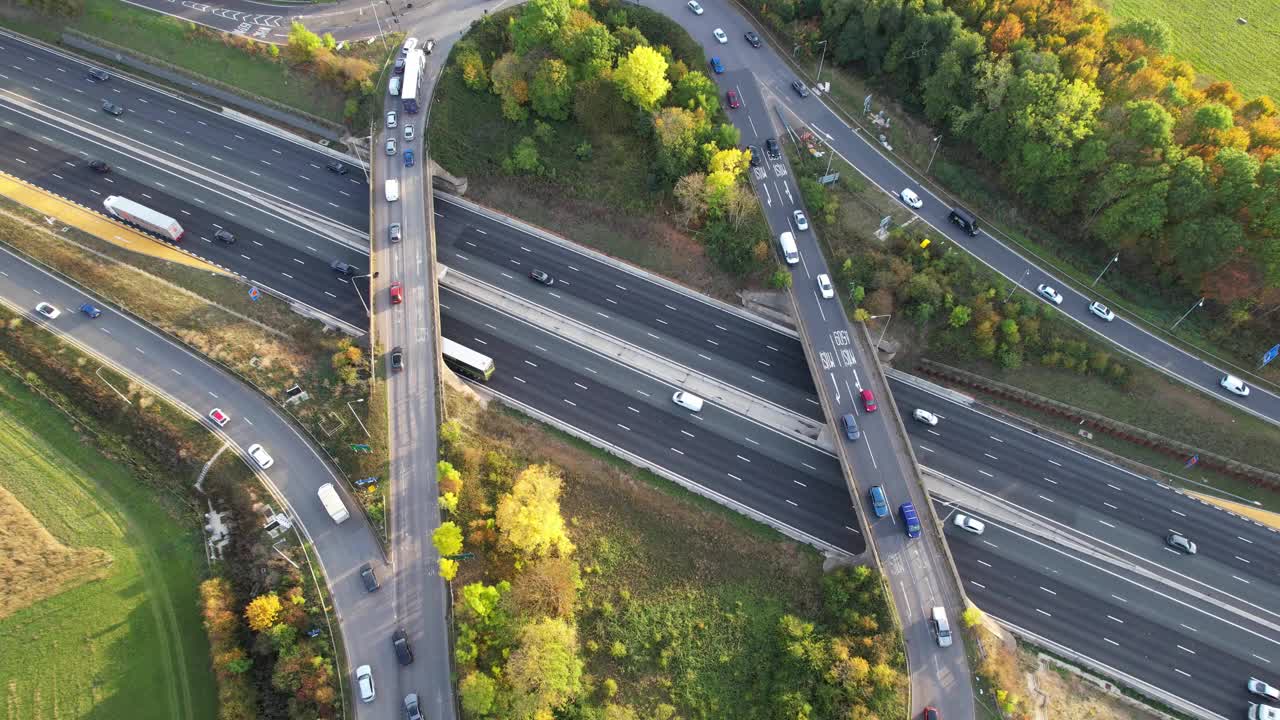 英国的高速公路和交通视频素材