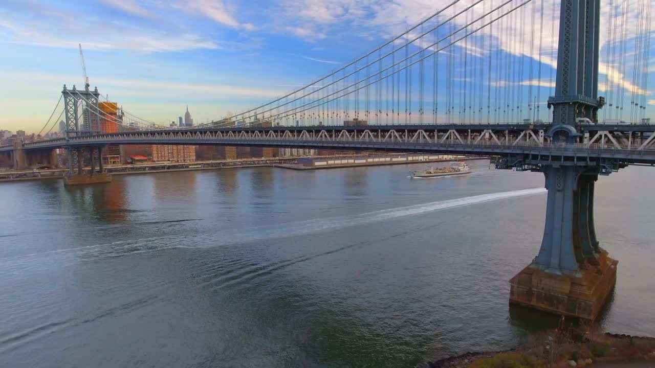 空中向上拍摄的车辆在现代城市著名的桥上移动，日落时天空-纽约，纽约视频素材