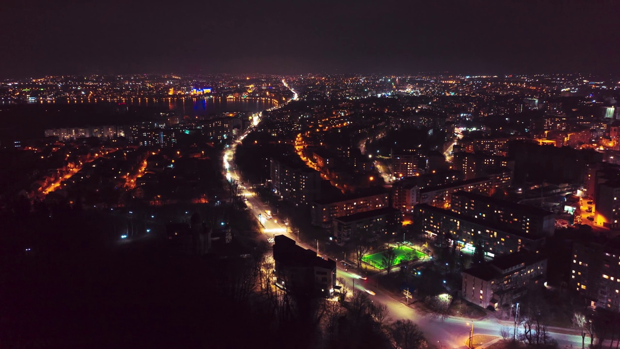 无人机在乌克兰夜晚的城市上空飞行，夜晚的灯光和道路。视频下载