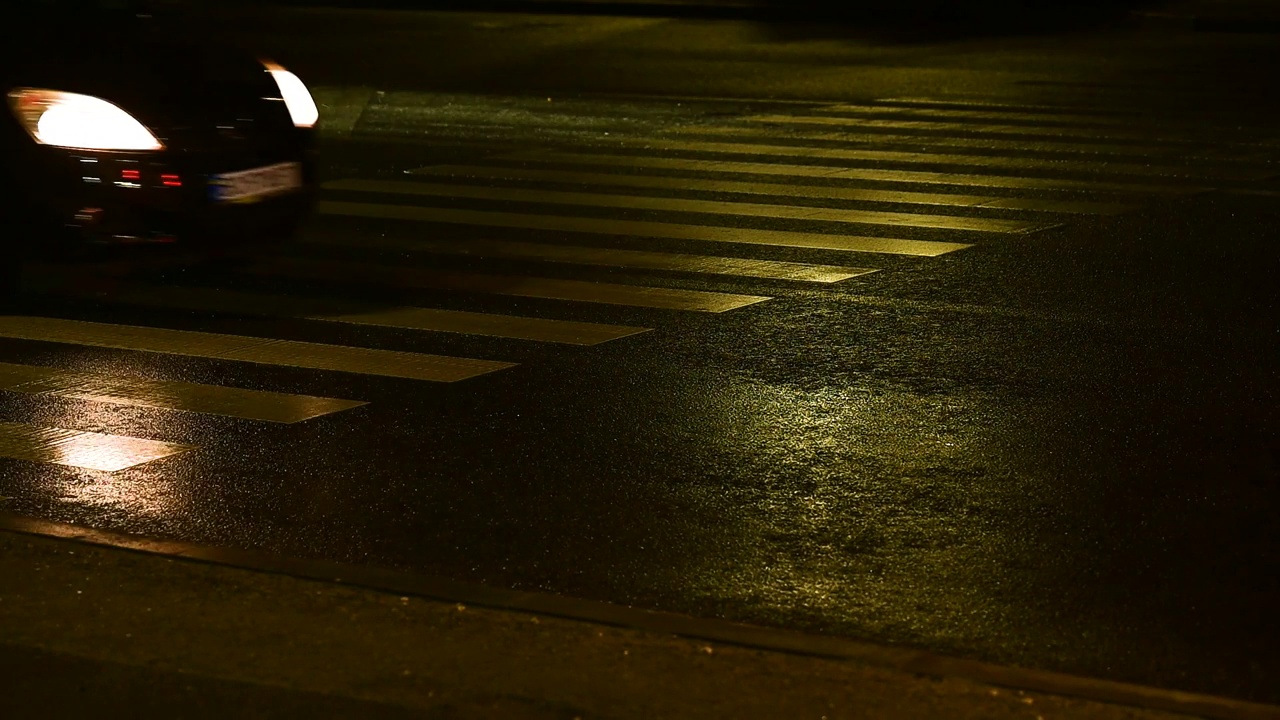 夜行人行横道，夜行交通。视频下载