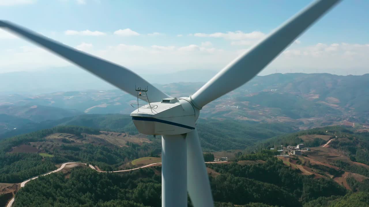 农村风力发电的鸟瞰图视频素材