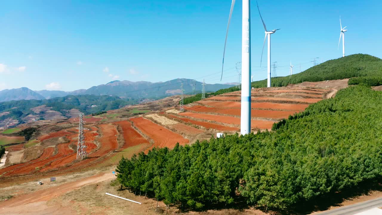 农村风力发电的鸟瞰图视频素材