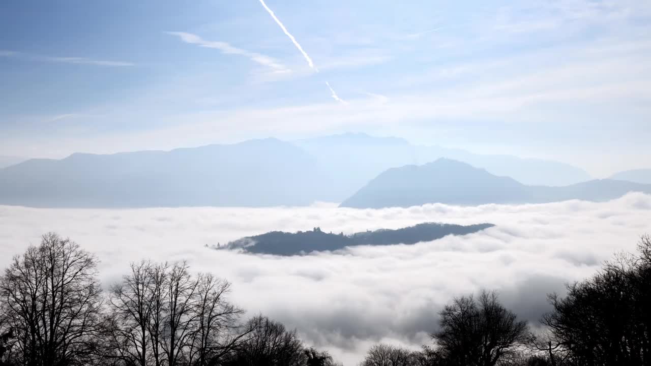 晴天云景上的山峰和光秃秃的树视频素材