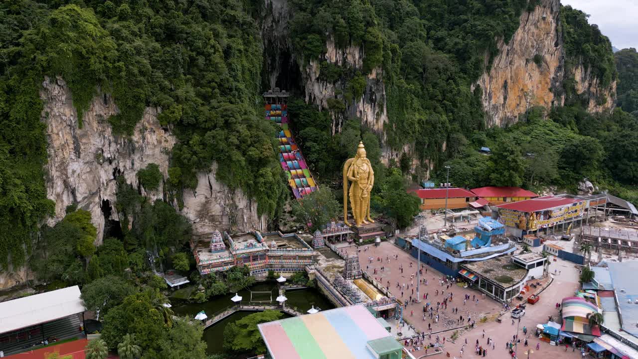 五彩缤纷的台阶，通往吉隆坡的拔都洞窟顶部视频素材