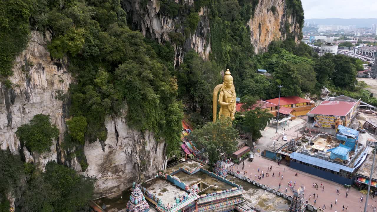 五彩缤纷的台阶，通往吉隆坡的拔都洞窟顶部视频素材