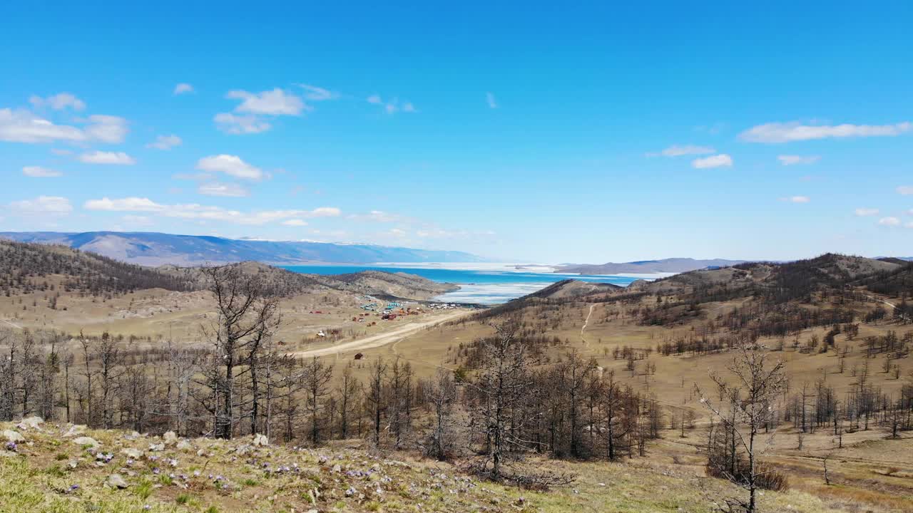 春天的风景。美丽的小海湾，库尔库特湾，在旅游营地和木制旅馆。视频素材