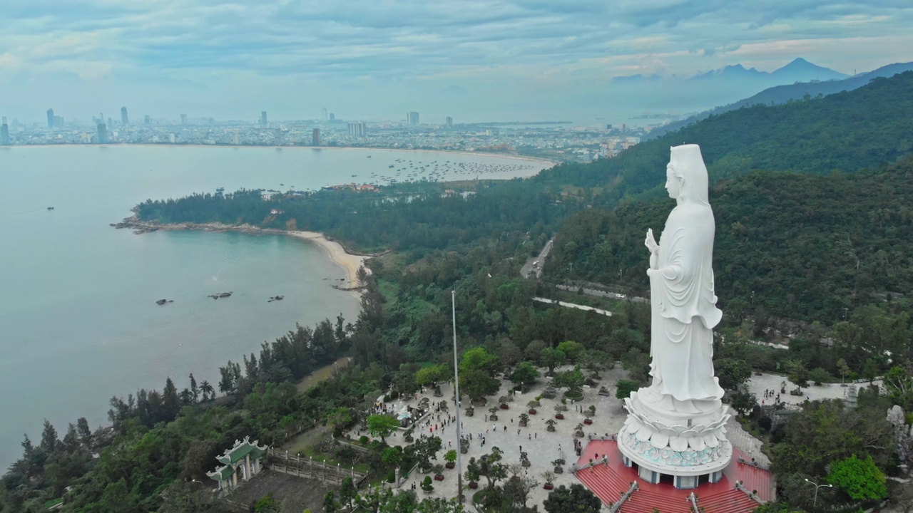 凌雄塔鸟瞰图Son Tra半岛，岘港，越南视频素材