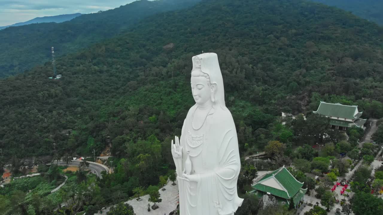 鸟瞰无人机蔡林雄白寺，大佛寺在岘港视频素材